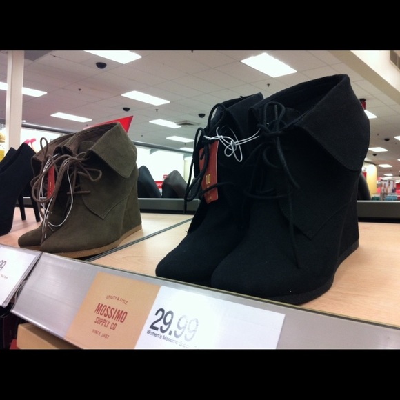 Women’s faux suede wedge booties - Picture 2 of 3
